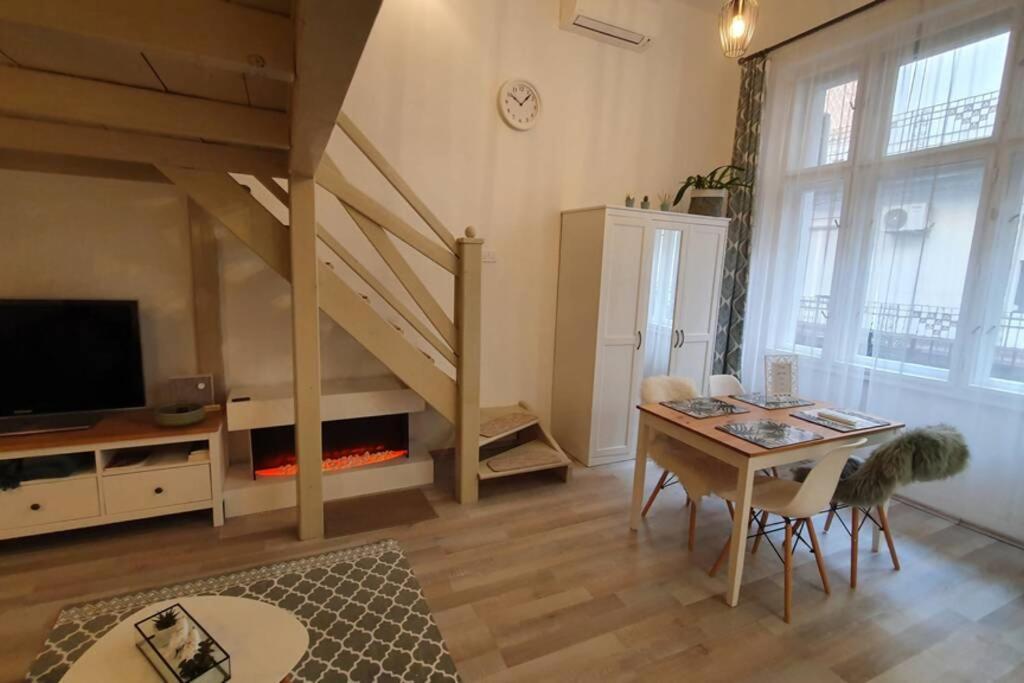 A Nice Apartment In The Heart Of Budapest. Bagian luar foto